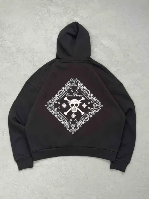 هودی باکسی Pull&Bear طرح One Piece